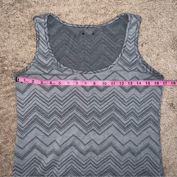 Merrell Women’s Wet Wicking Relaxed Fit Gray Chevron Print Tank Top Size Small - Picture 3 of 9